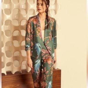 Caballero Kinsley blazer with ruched sleeves.